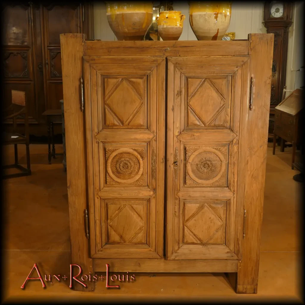 [MP067] Joyau des fermes auvergnates du XVIIᵉ siècle, cette armoire à cornes complétait les lits clos et leurs banc coffres, l’ensemble étant disposé autour de la grande cheminée. Une certaine idée du cosy à redécouvrir aujourd’hui, au lieu de continuer à détruire nos forêts. Ces meubles paysans au charme puissant existent et ne demandent qu’à remplir leur service, aussi joliment que dignement.